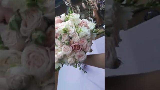 Свадебный букет из кустовых роз+эустомы+фрезия+одиночные розы. смотреть онлайн