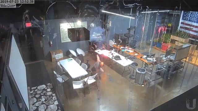 iPhone с раздутым аккумулятором взорвался во время ремонта смотреть онлайн