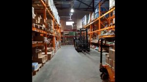 Работаю кладовщиком на складе продуктов.