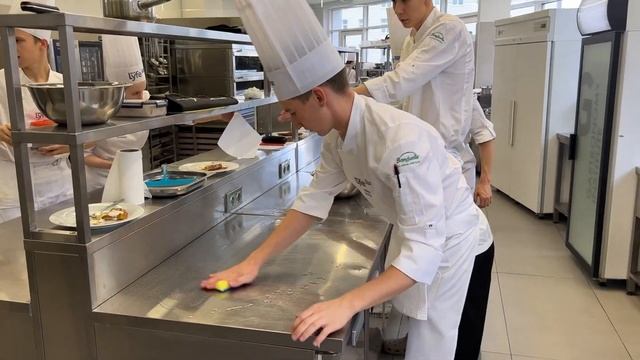 Что прячется за перчатками на кухне. смотреть онлайн