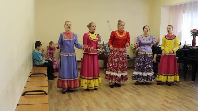 "Я сама героя провожала". Исполняет вокальный ансамбль "Аленький цветочек". смотреть онлайн