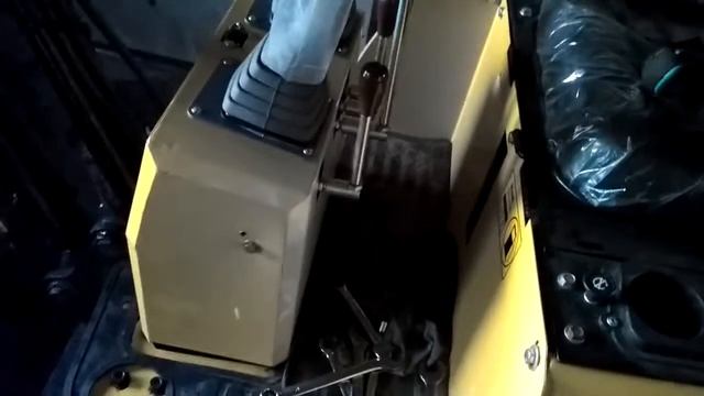 Миниэкскаватор HT10 протяжка гидравлических шлангов на распределителе 06 готово