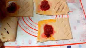 Слойки с малиновым вареньем из слоеного теста за 20 минут к чаю//Еда Без Труда//