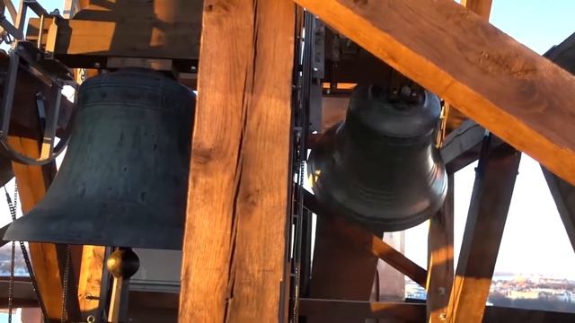 Колокола Домского собора (домской церкви) в Риге. Dering gereja di Riga. Iglesia sonando en Riga. смотреть онлайн