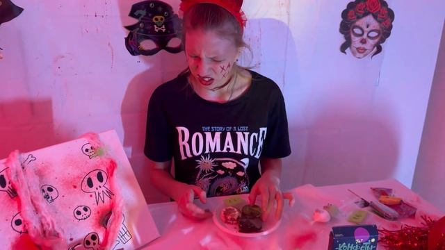 HALLOWEEN ? СЛАДОСТЬ ИЛИ ГАДОСТЬ ??? ПОИГРАЛИ В ИГРУ ? смотреть онлайн