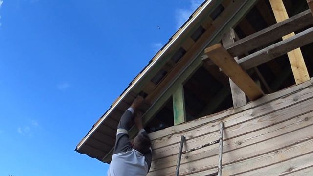 Как построить дом из бруса своими руками. Как обшить фронтон сайдингом. Видео №10. смотреть онлайн