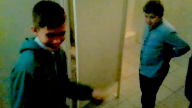 Как ходят в туалет обычные школьники смотреть онлайн