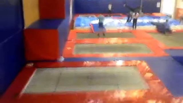 Треня в jumper батутный центр смотреть онлайн