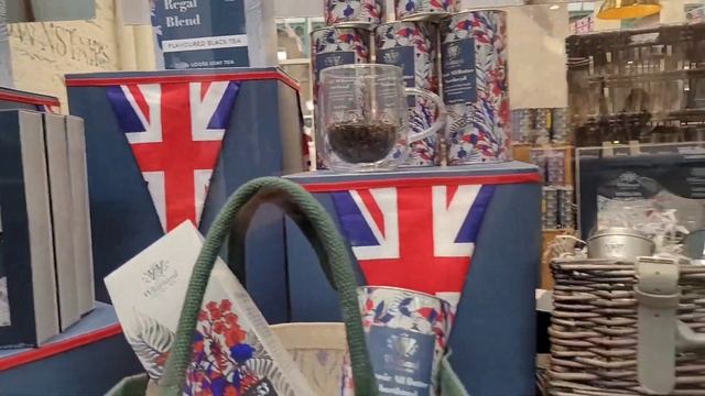 New at Covent Garden for the Coronation - London is Ready to Celebrate! Plus M&S Royal Treats! смотреть онлайн