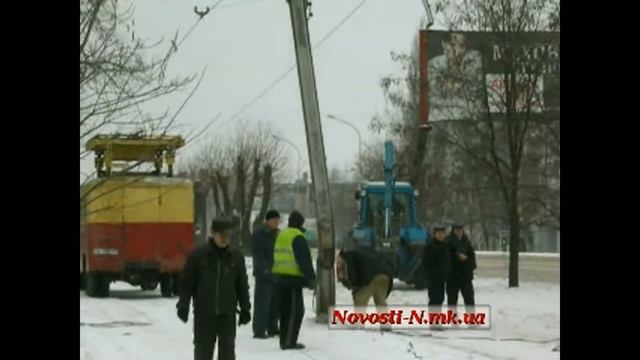 Видео Новости-N: В Николаеве на трамвайные пути упало дерево смотреть онлайн