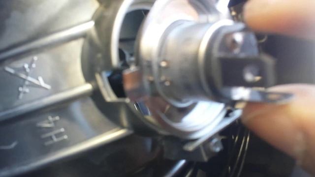 Volkswagen Beetle Headlight Bulb Replacement DIY смотреть онлайн