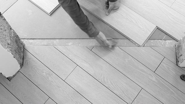 Аккуратный стык плитки (керамогранита) и ламината без порога. Как сделать? смотреть онлайн