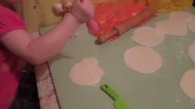 Милана с папой делают самсу... смотреть онлайн