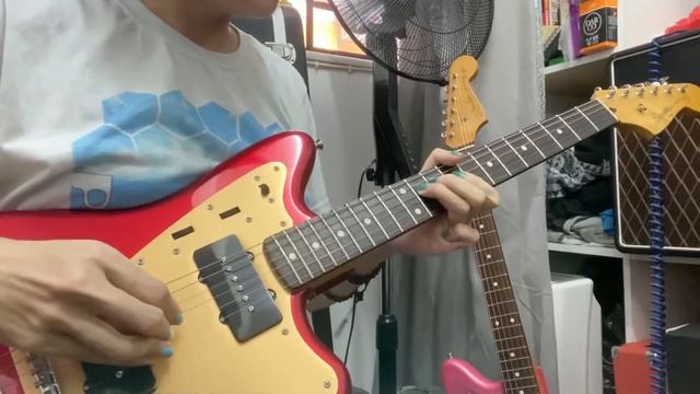 Fender Made In Japan Pink Paisley vs. Squier Deluxe Candy Red Jazzmaster Clean Tone Demo смотреть онлайн