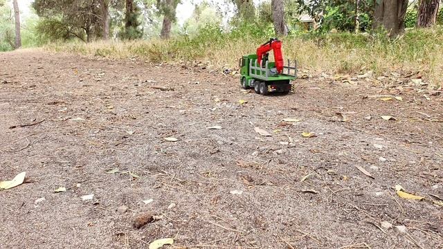 RC Mercedes logging crane truck смотреть онлайн