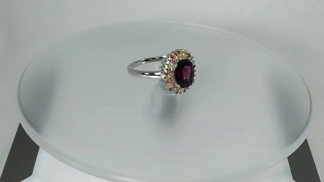 Кольцо с натуральным африканским родолит гранатом 8х7 мм и сапфирами Сонгеа Размер 18 Серебро 925 смотреть онлайн