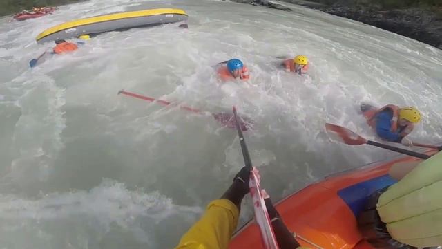 Прохождение опасного порога Шабаш на реке Катунь смотреть онлайн