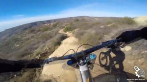 Экстремальная езда на велосипеде по горам Калифорнии