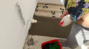 Укладываю плитку на пол под гребенку? Немного процесса ✅