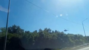 Вертолёт,очень низко летит.