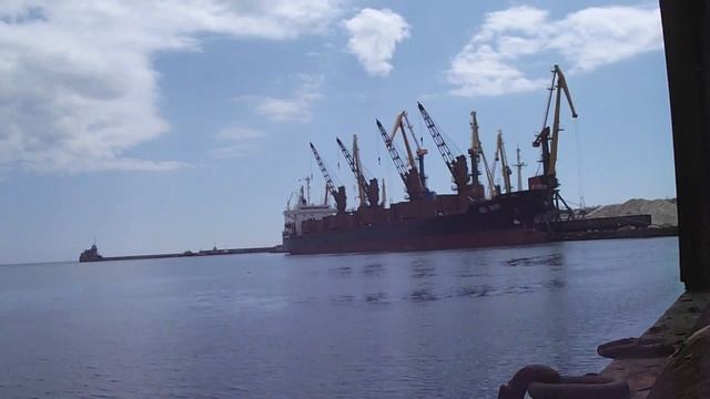 эСэР заходит в порт