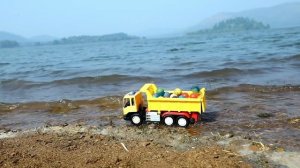 Машинки пытались стащить змеиных детенышей