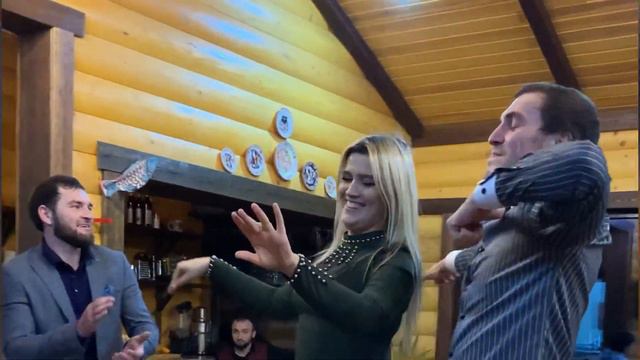 Вот это азарт 👍🏻Огненная лезгинка 🔥 Ажай Абакарова - супер лезгинка смотреть онлайн