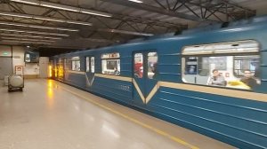 Прибытие метропоезда на станцию Купчино, Санкт-Петербург