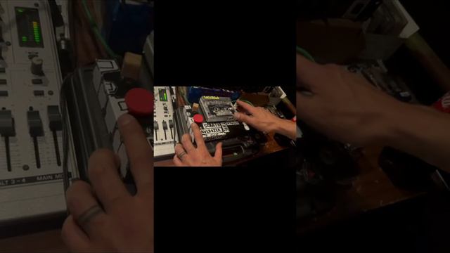 Скретчинг на кассетах (scratching on the tape) смотреть онлайн