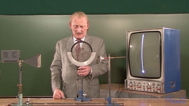 35. Волны и оптика. Поляризатор и анализатор для трехсантиметровой волны.mp4