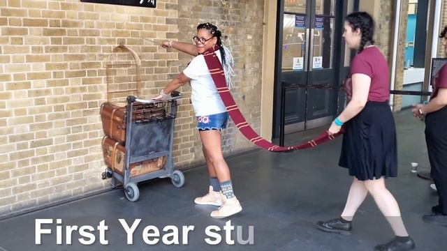 Platform 9 3/4 at King's Cross Station, London смотреть онлайн