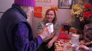 ДЕВЧОНКИ ПОМОГАЮТ БАБУШКЕ ЮЛИИ.