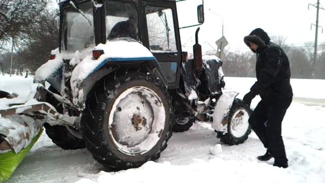 Трактор хотел вытащить машину смотреть онлайн