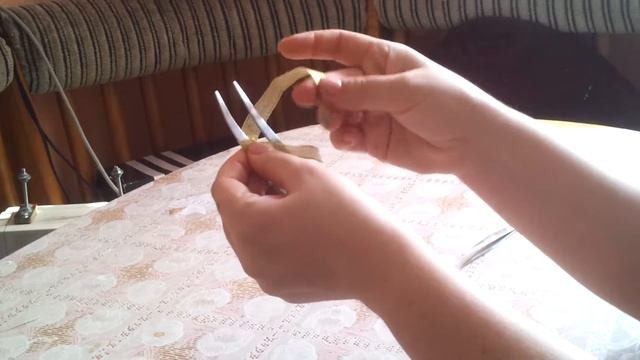 Маленький бантик из лента 1.2 сантиметра на вилке. Канзаши смотреть онлайн