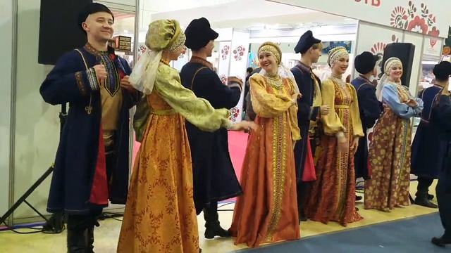 Русская народная песня "Коробушка". На открытии XXX выставки-ярмарки «ЛАДЬЯ. Зимняя сказка-2021» смотреть онлайн