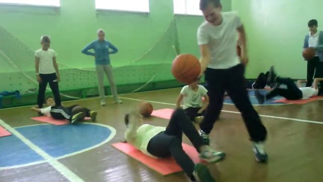 Как проходит урок физкультуры Егора и Ани))).