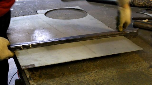 КАК БОЛГАРКОЙ РОВНО ОТРЕЗАТЬ ЛИСТОВОЙ МЕТАЛ.Простое приспособление своими руками. Clamp. A new look смотреть онлайн