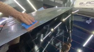 Как клеить наклейку из перфорированной плёнки? Видео-инструкции по самостоятельной поклейке.