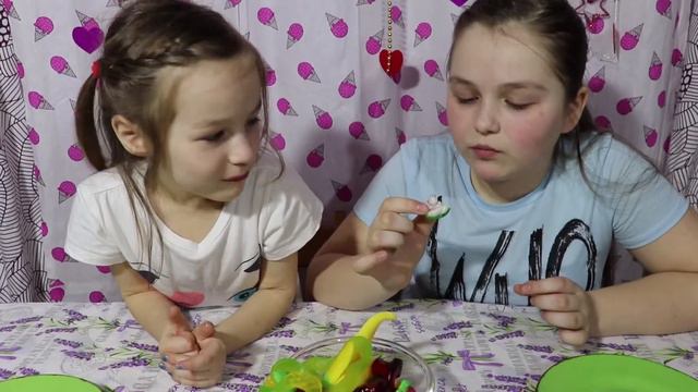 Пробуем змею! Откусили голову змеи...Не одна змея не пострадала смотреть онлайн