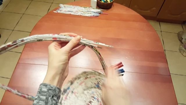 Как сделать прочную ручку для корзины из газет! Подробный МК! смотреть онлайн