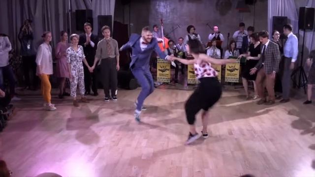 Swing her in swing her out! смотреть онлайн