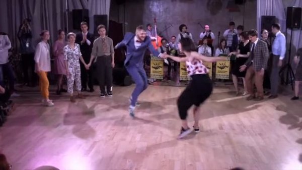 Swing her in swing her out!