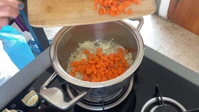 Чечевичный суп. Очень просто и очень вкусно . Подойдёт вегетарианцам