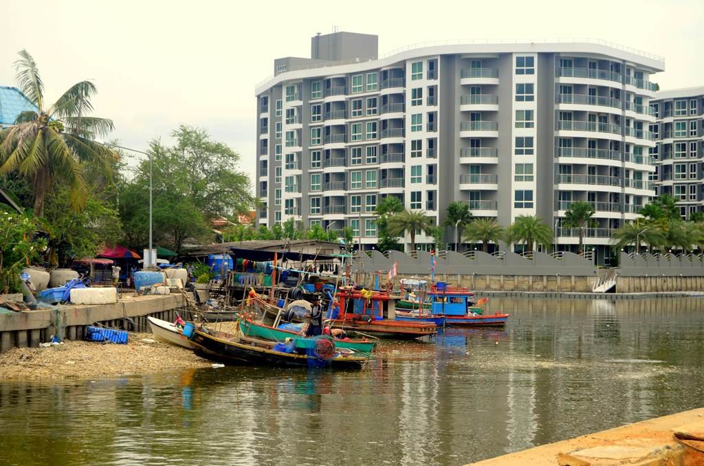 конец пляжа Джомтьен и начало Наджомтьен разделено речкой
Pattaya, may 2019
