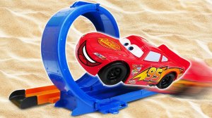 Маквин застрял в песке! Машинки игрушки из мультфильма Тачки - Видео для детей Песочница