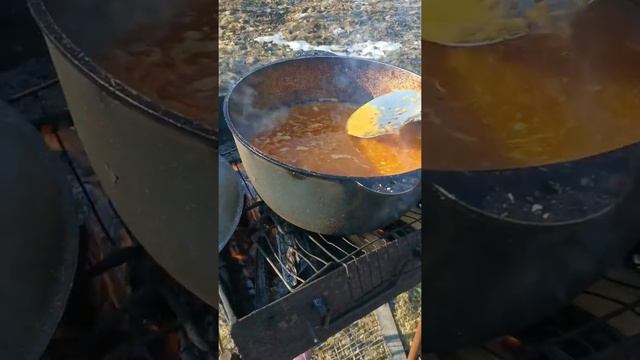 Лук надо сжечь. Плов в казане по Таджикскому рецепту на костре. Рецепт плова с курицей. смотреть онлайн