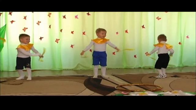 Танец солнечных лучиков)))) Святослав танцует на празднике весны в ясельной группе. смотреть онлайн