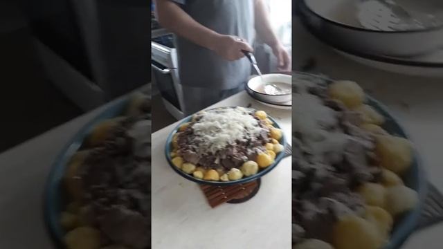 Готовим бесбармак. Вареное мясо, тесто, картошка, лук. смотреть онлайн