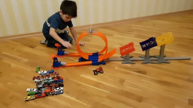 Машинки ХотВилс (HotWheels) - Распаковываем и играем супер трассу