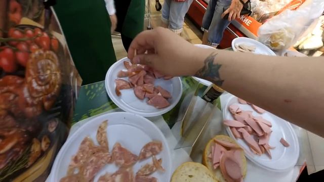 СДЕЛАЛ ГАМБУРГЕРЫ ПРЯМО В СУПЕРМАРКЕТЕ ИЗ БЕСПЛАТНОЙ КОЛБАСЫ | БОМЖ ГАМБУРГЕРЫ ЗА 4 РУБЛЯ смотреть онлайн